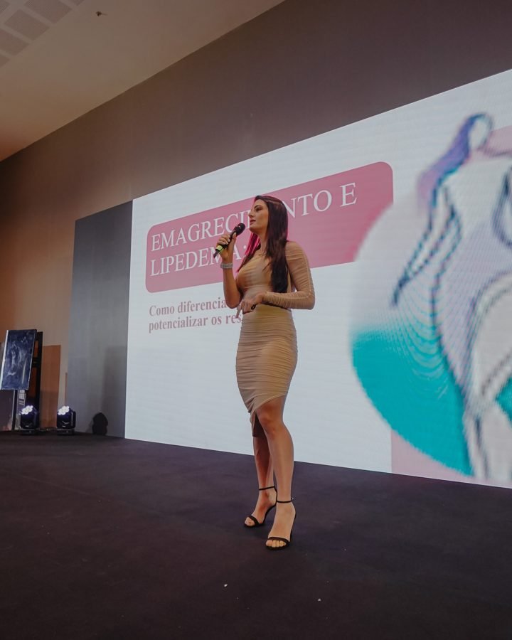 Larissa palestrando sobre emagrecimento e lipedema